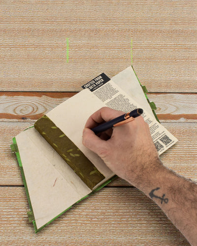 Lokta Forest Whisper com fecho de bambu – caderno de notas 15 × 12 cm, 45 folhas, Verde Florestal