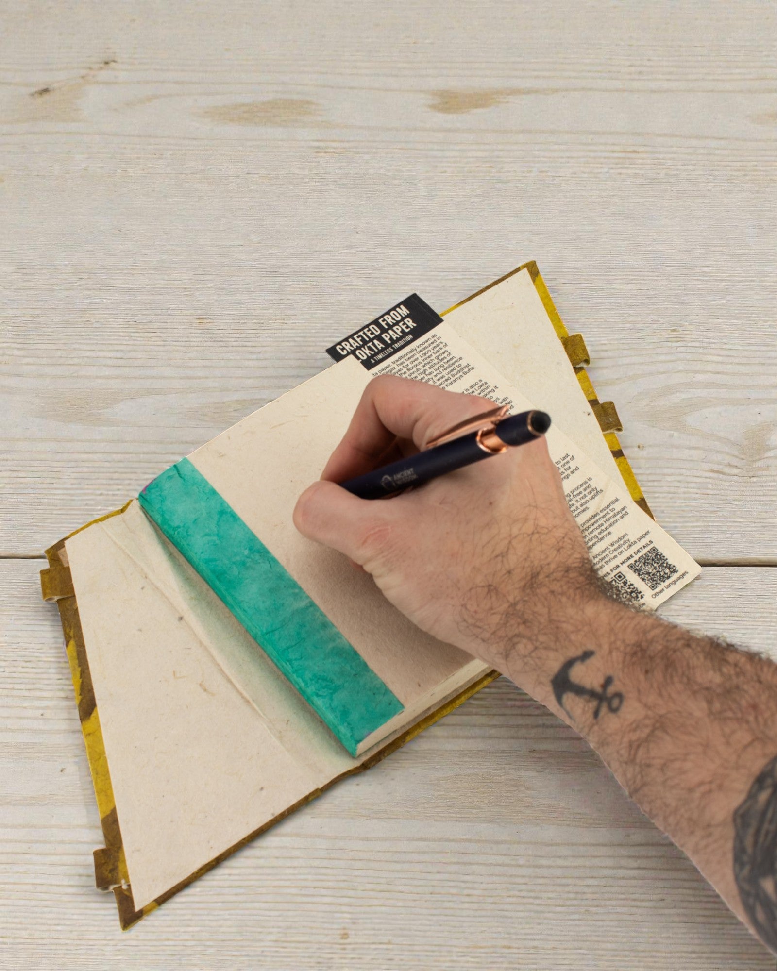 Caderno Médio Lokta Flores Ousadas – Mostarda (45 folhas, 15 x 12 cm)