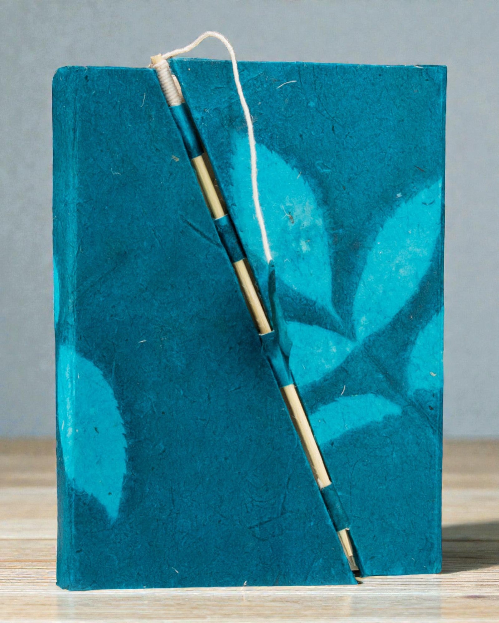 Caderno Médio Lokta Flores Ousadas – Azul-marinho (45 folhas, 15 x 12 cm)