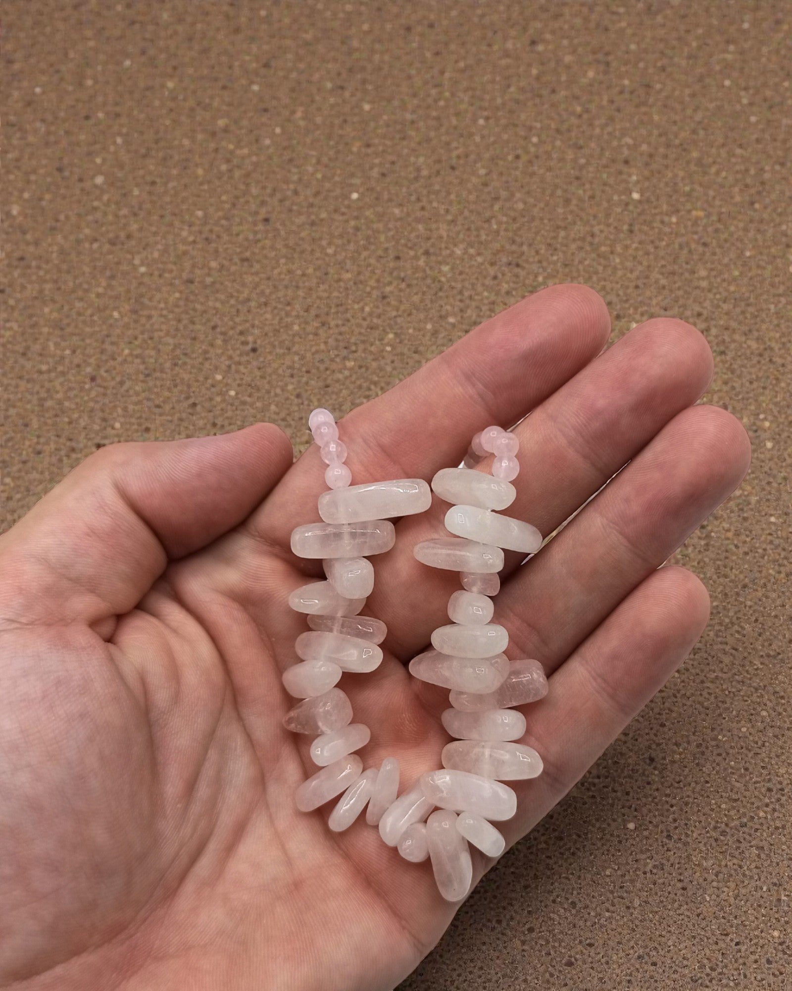 Brilho Rosado – Colar de Pedras Longas de Quartzo Rosa