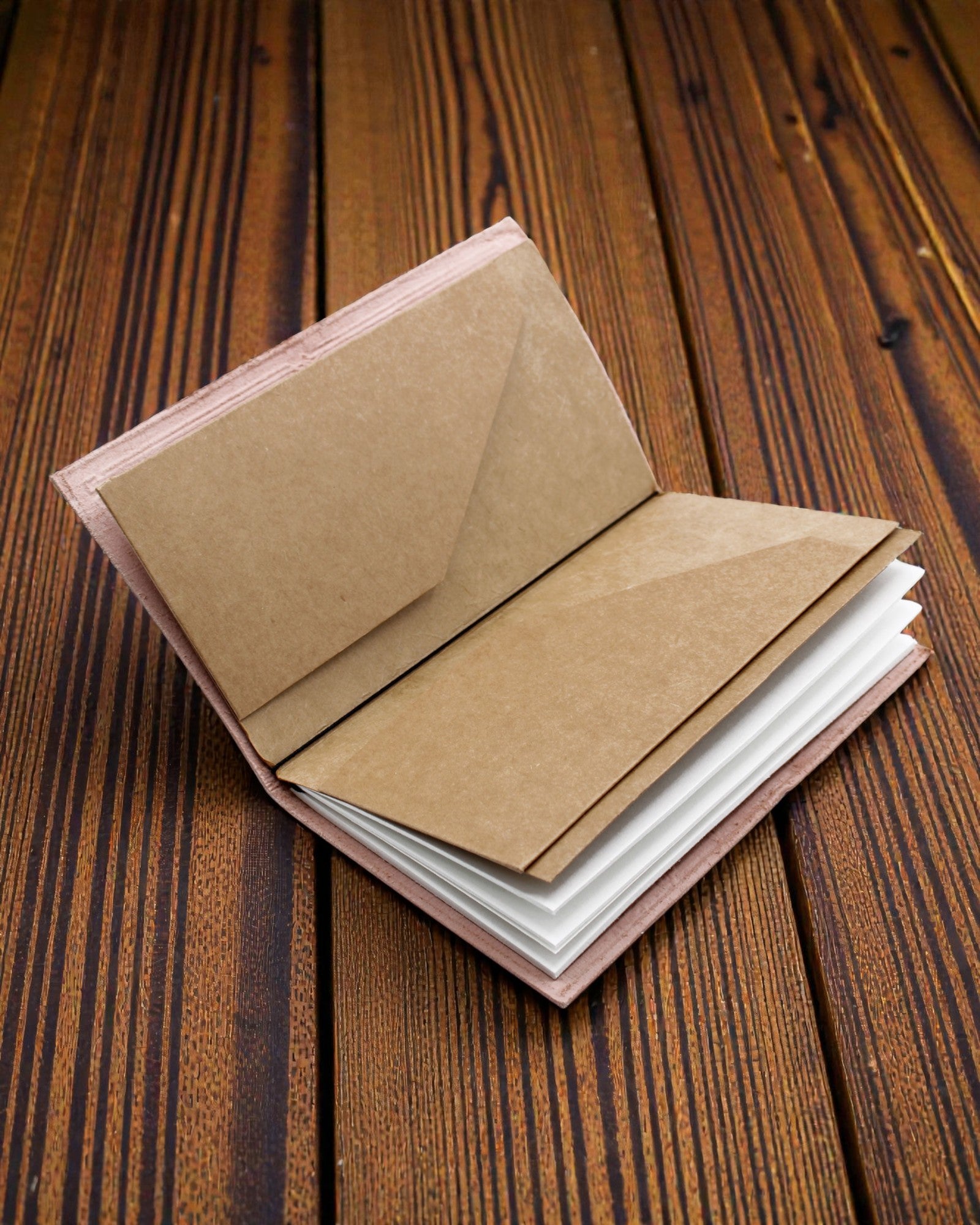 A aventura começa – caderno de notas em pele vermelha, feito à mão, 22 × 12 × 1,5 cm, 80 páginas