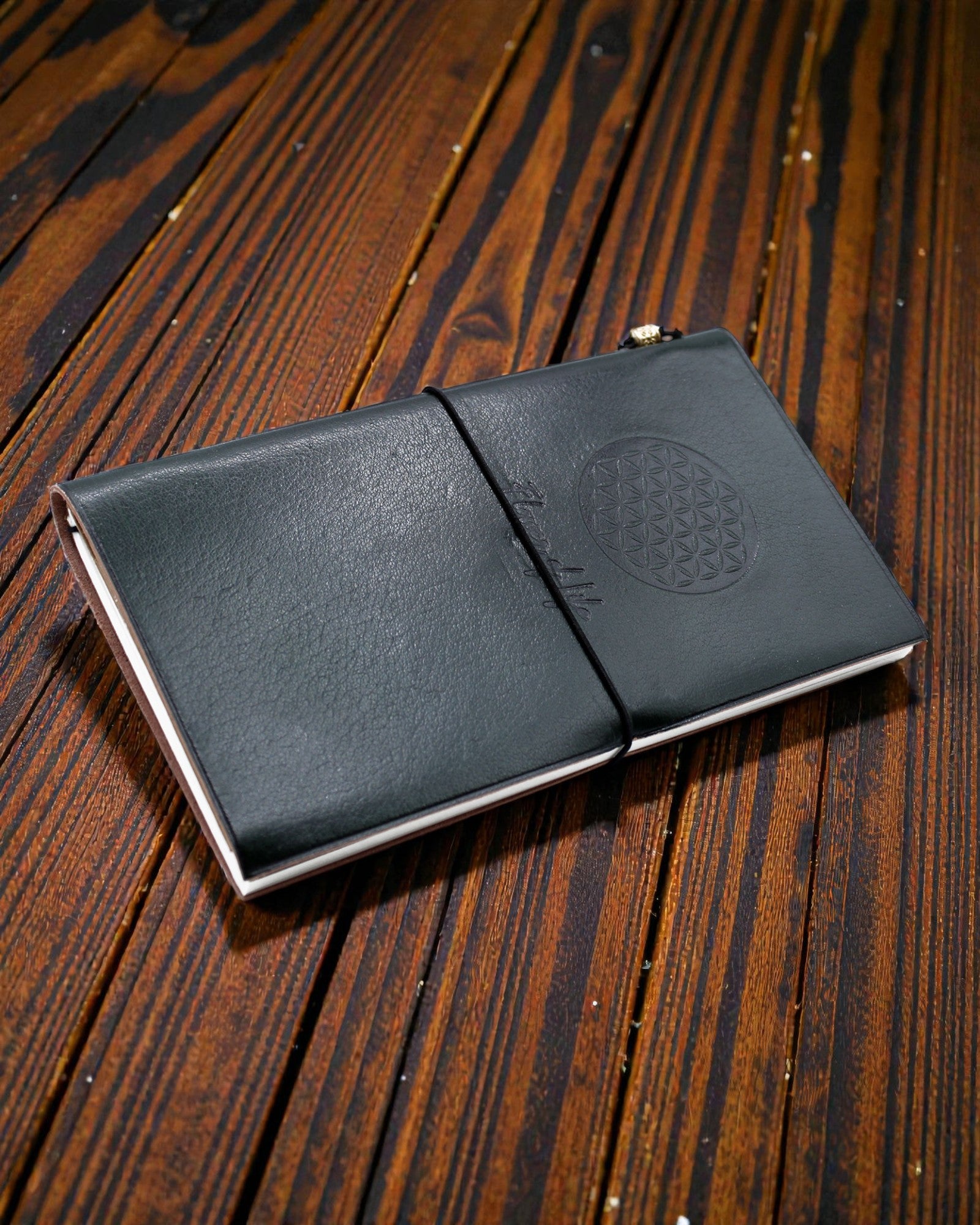 Diário artesanal em pele – Flor da Vida – Verde (80 páginas)