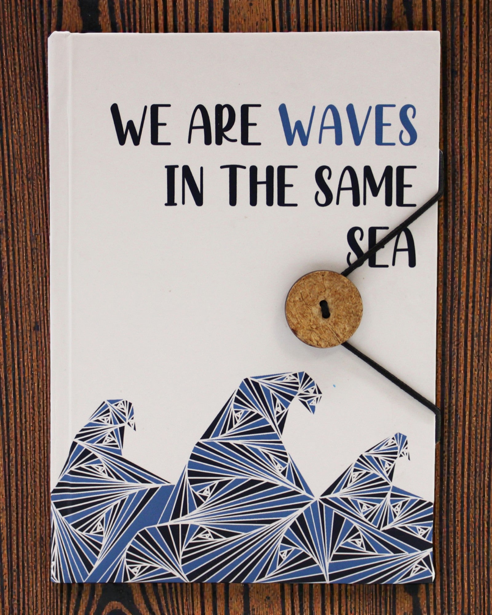 Waves Together – pequeno caderno de notas com tira e botão de coco 18 × 12,5 cm, 200 páginas
