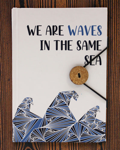 Waves Together – pequeno caderno de notas com tira e botão de coco 18 × 12,5 cm, 200 páginas