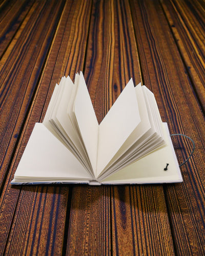 Leaves Together – pequeno caderno de notas com tira e botão de coco 18 × 12,5 cm, 200 páginas