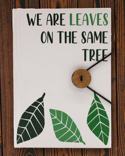 Leaves Together – pequeno caderno de notas com tira e botão de coco 18 × 12,5 cm, 200 páginas