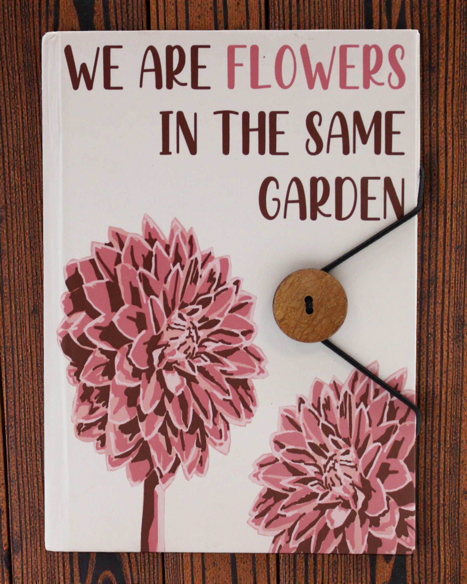 Flores Juntas – pequeno caderno com tira e botão de coco 18 × 12,5 cm, 200 páginas