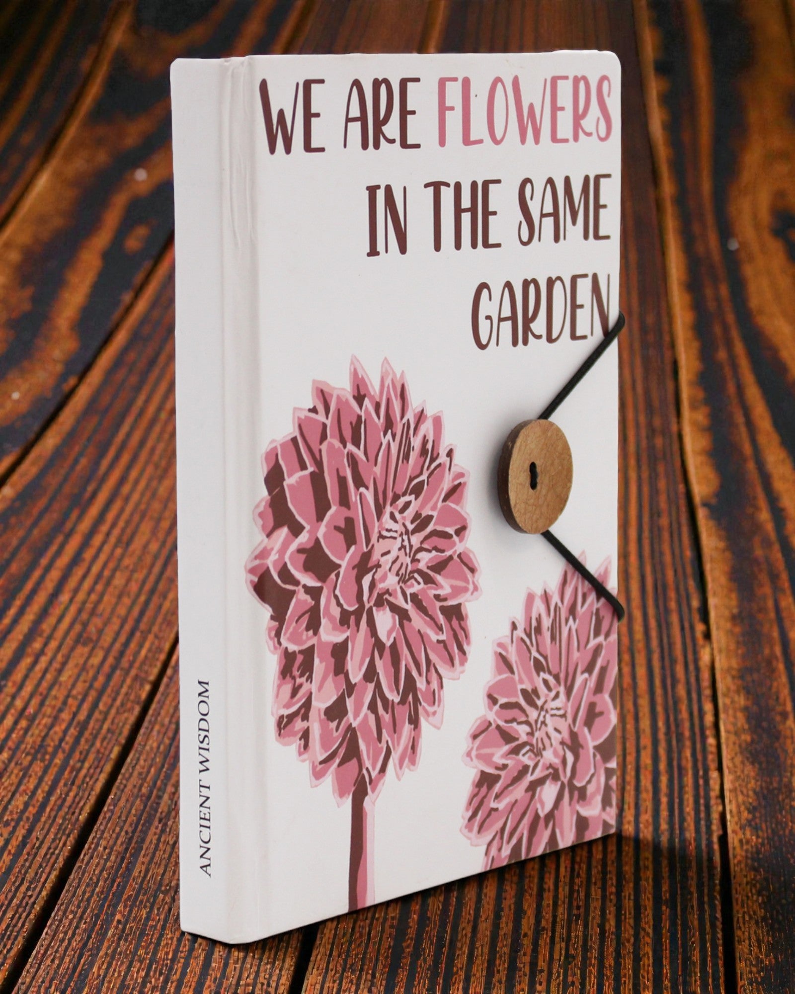 Flores Juntas – pequeno caderno com tira e botão de coco 18 × 12,5 cm, 200 páginas