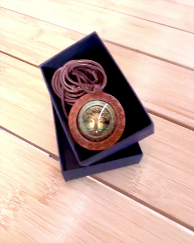 Amuleto da Vida "Árvore dos Antepassados" - Colar Feito à Mão de Madeira e Vidro, possibilidade de personalização com gravação para presente