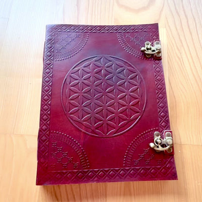 Caderno de Couro Mandala da Vida Grande – Flor da Vida Gravada à Mão 25 × 33 cm