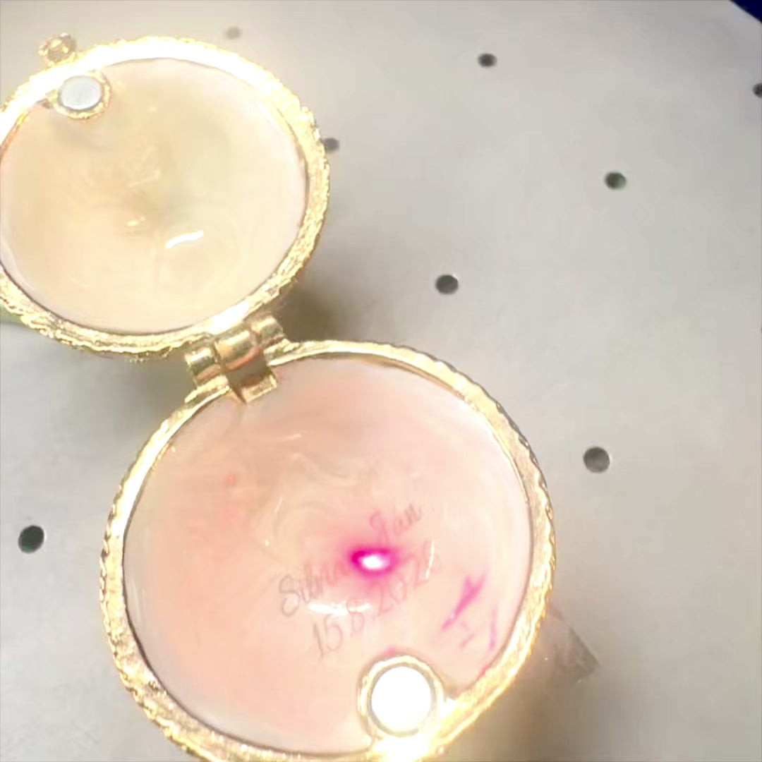 Caixa Exclusiva Ovo Fabergé Metálica com Cristais em Cor Branco-Dourado com Possibilidade de Personalização por Gravação