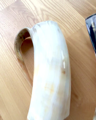 Caneca Esculpida 'Majstersztyk' com possibilidade de personalização por gravação - 5 variantes de cores