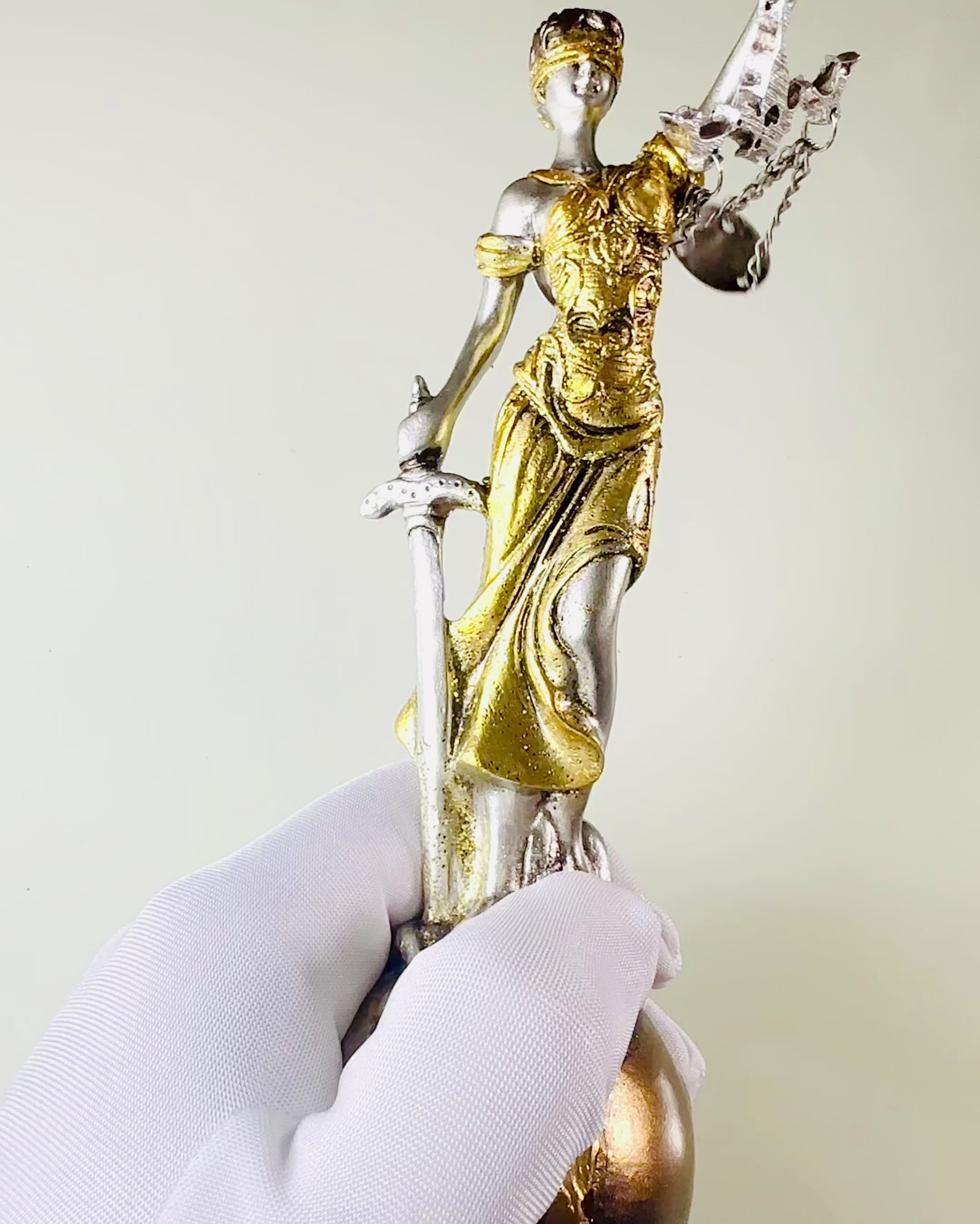 Estatueta Deusa da Justiça – Decoração Artística para Prateleira, Artesanato em Resina, personalização com gravação