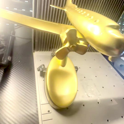 Modelo grande de avião bimotor em metal com possibilidade de personalização por gravação, dourado, 19,5 x 16,5 x 29 cm