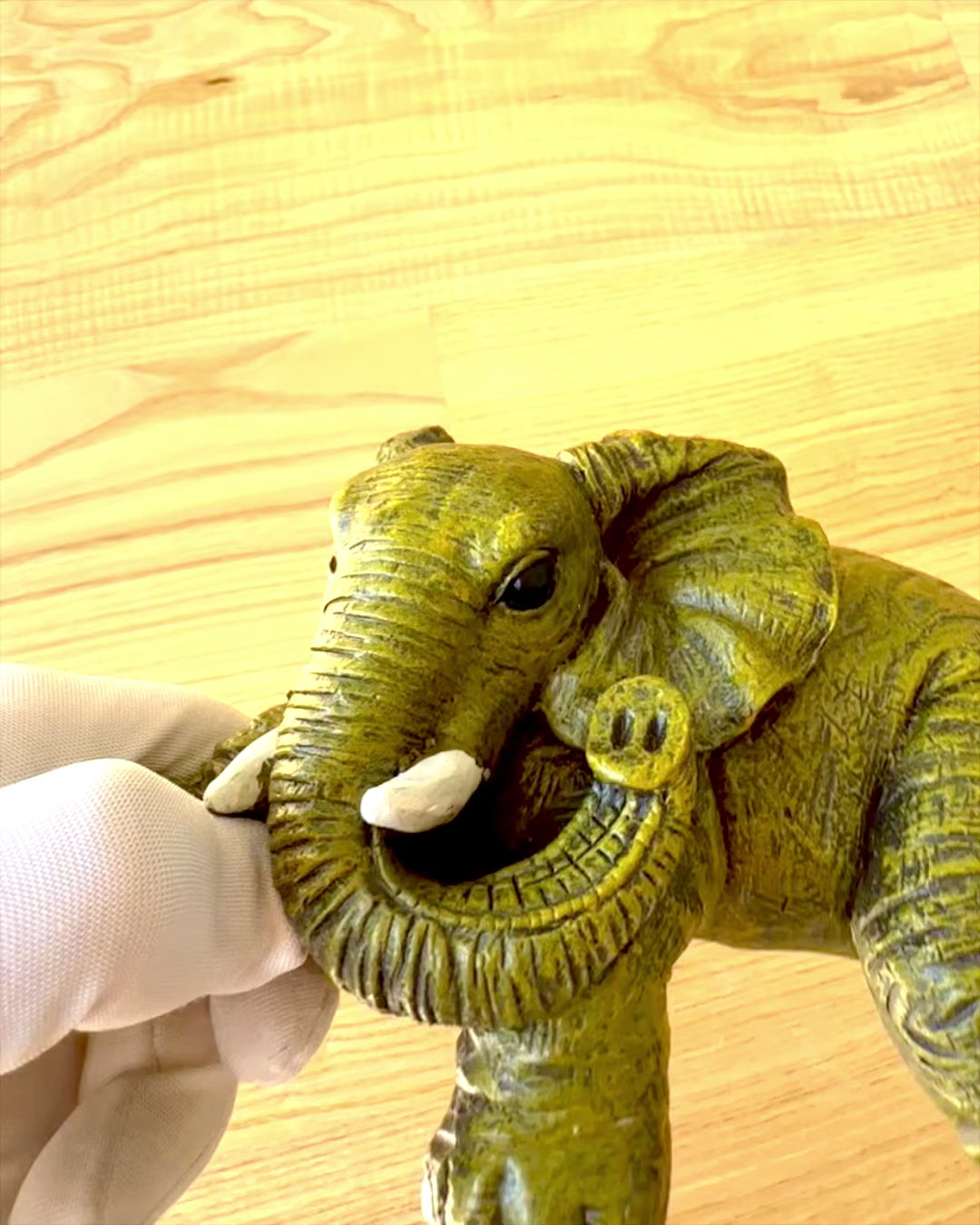 Figura de elefante "Pequeno Sortudo" com possibilidade de gravação para presente