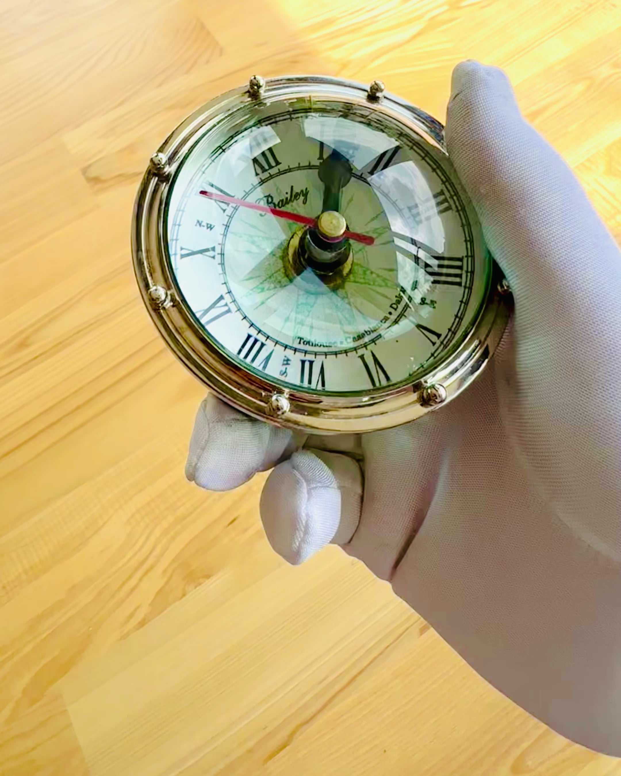 Bailey Compass Clock - Elegante Relógio com motivo de Bússola com Possibilidade de Gravação