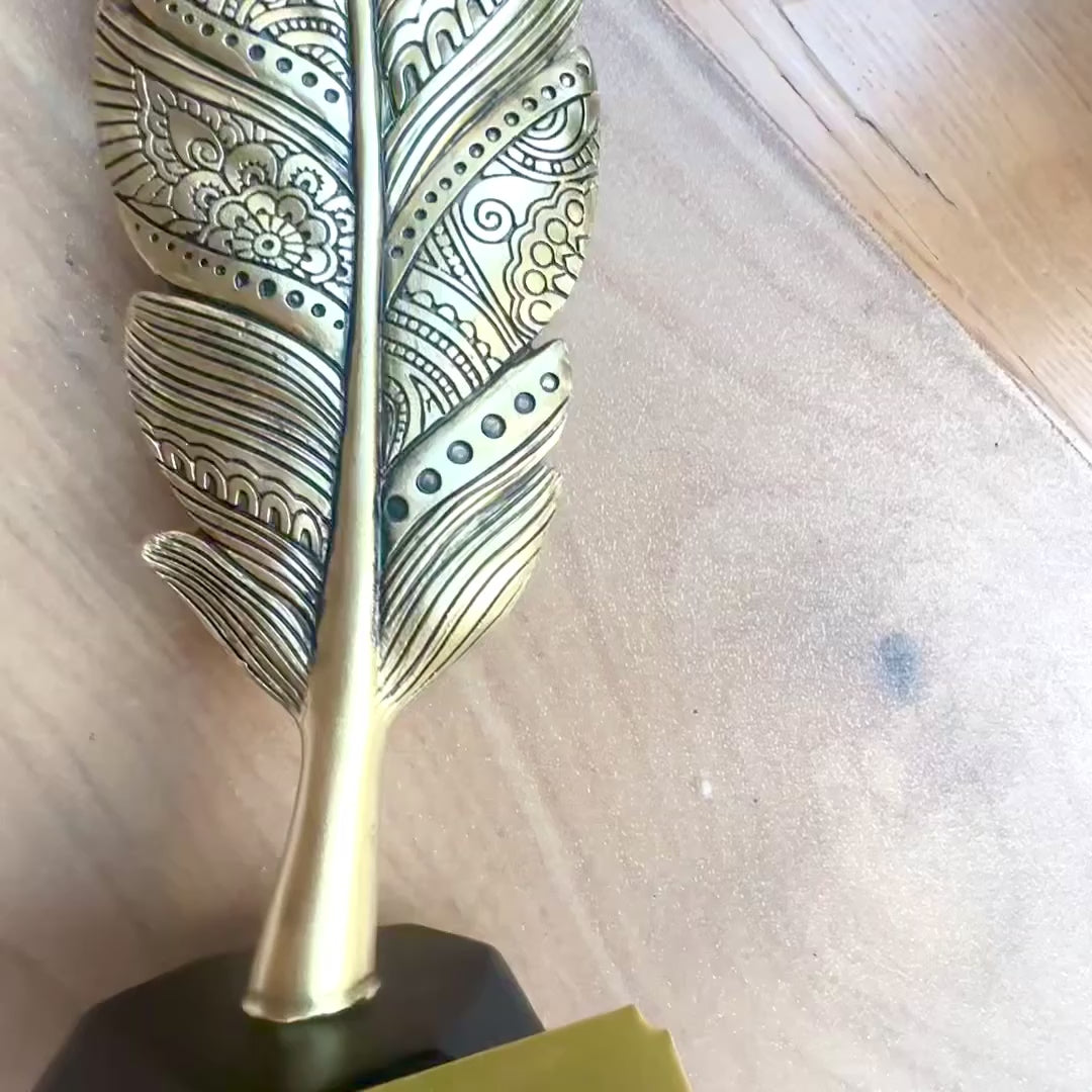Pena decorativa dourada de 30,7 cm com possibilidade de gravação
