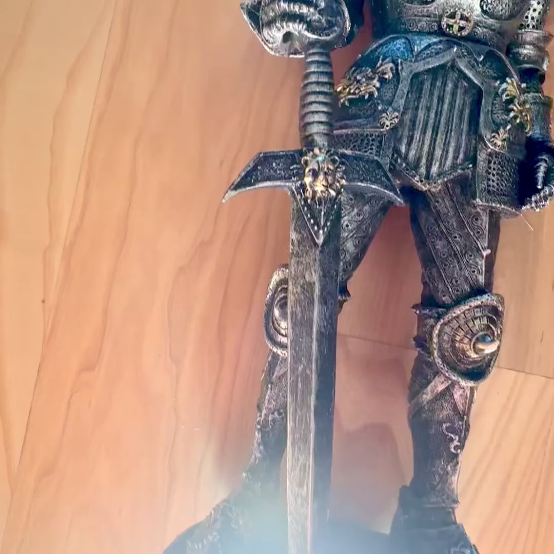 Figura Decorativa Cavaleiro em Armadura 39 cm Prateada com Possibilidade de Gravação Personalizada