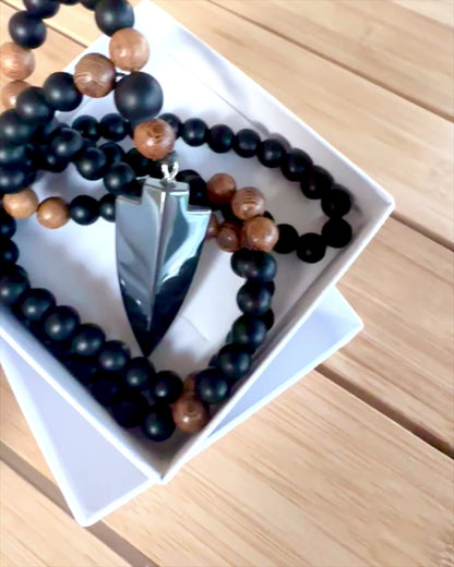 Strzała Mocy – Colar com Obsidiana Negra e Contas de Madeira, personalização com gravação para presente