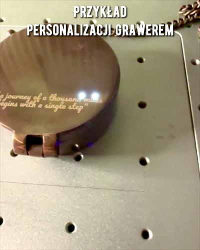 Bússola Odysseus Indiana – Joia Retro do Explorador - possibilidade de gravação