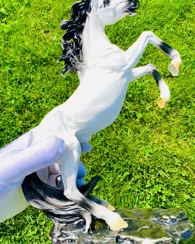 "Elegancki Skoczek" - Estatueta de Cavalo Branca com Possibilidade de Gravação