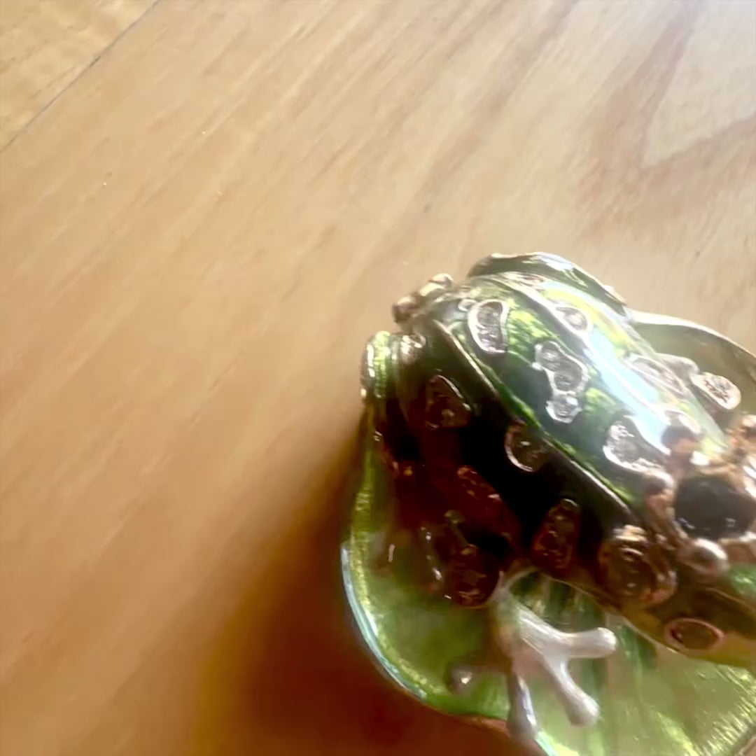 Caixa de presente exclusiva em metal em forma de rã com cristais, verde escuro e dourado, possibilidade de personalização por gravação, ideal para presente, dimensões 6,5x6,7x4,5 cm