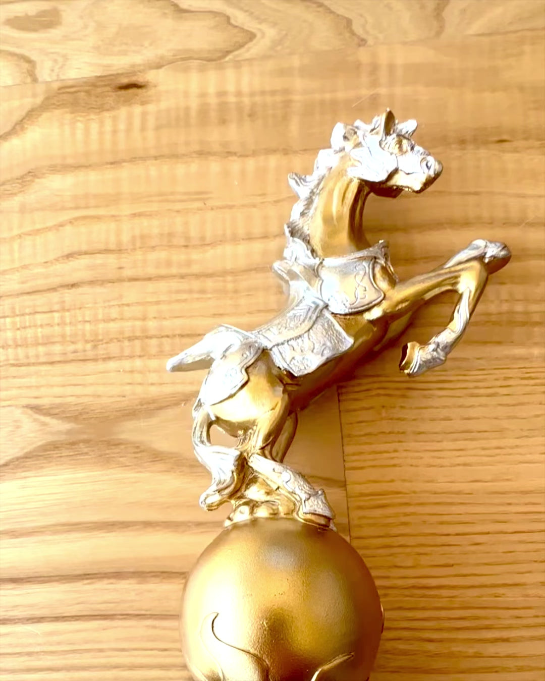 Elegante Estatueta "Złoty Rumak" - com possibilidade de gravação para presente