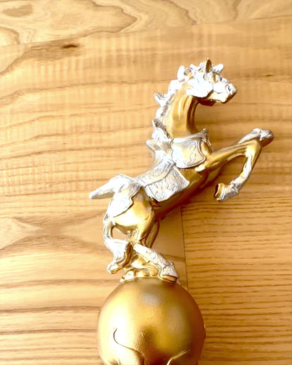Elegante Estatueta "Złoty Rumak" - com possibilidade de gravação para presente