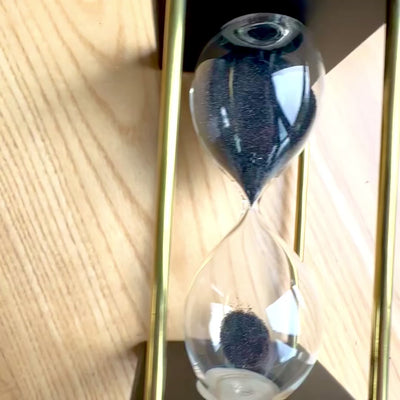 Ampulheta de Latão e Madeira 5 minutos com Areia Preta com Possibilidade de Personalização por Gravação – Decoração Retro Elegante para Presente com Altura de 16 cm