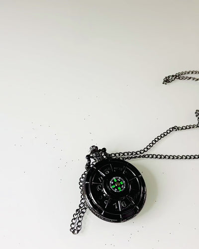 Relógio de Bolso com Bússola – Pingente Elegante em Estilo Vintage com Esqueleto Vazado e Mostrador Preto, personalização com gravação