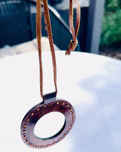 Lupa Indiana Artefato, couro, feito à mão - possibilidade de personalização com gravação