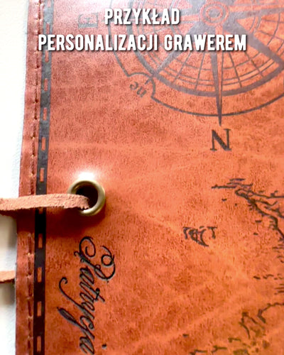 Estojo Retro em Pele Castanho Escuro com Motivo de Mapa do Tesouro - Bolsa Elegante para Armazenar Tesouros de Escrita