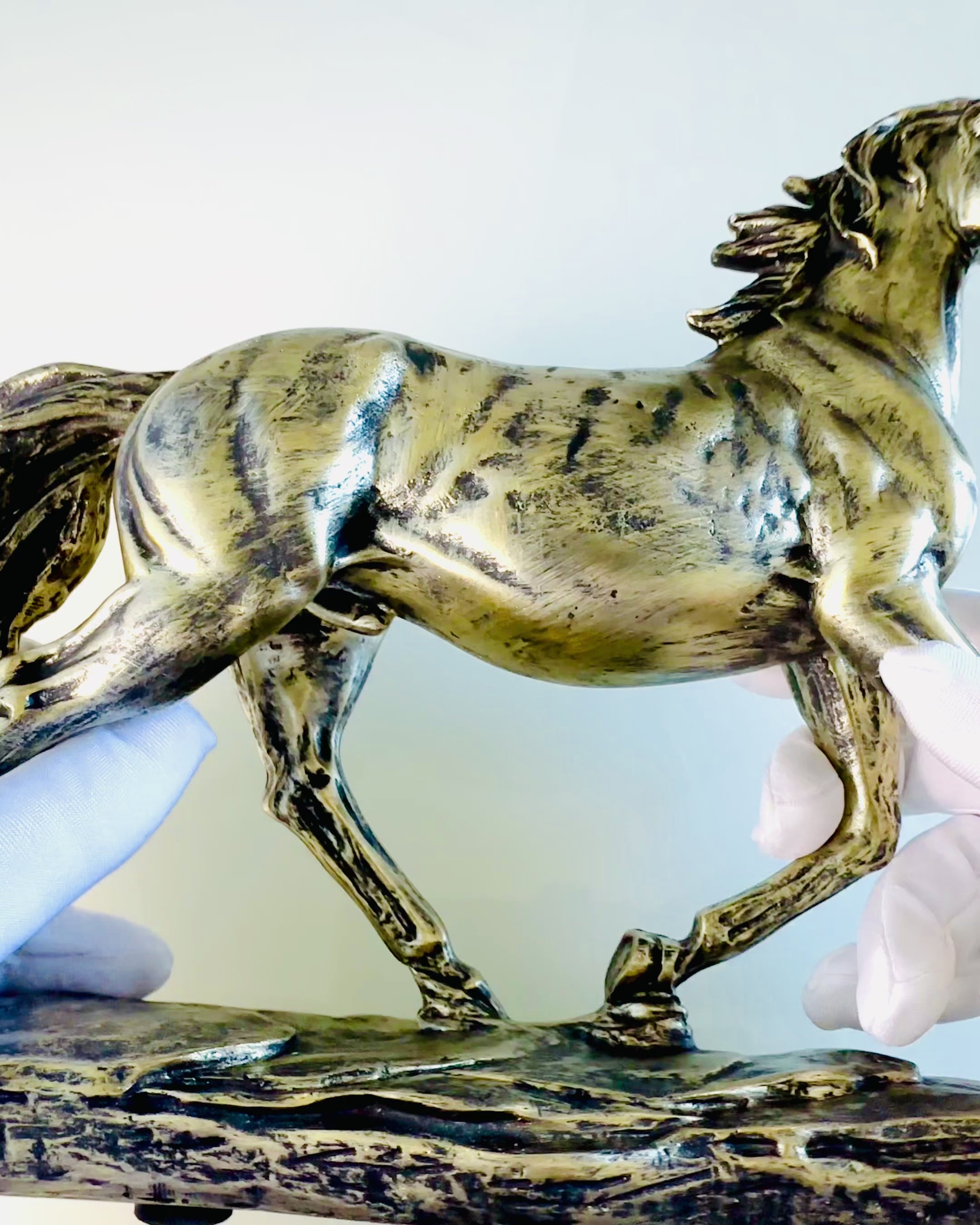 Estatueta de Cavalo a Galopar em Resina com Opção de Gravação
