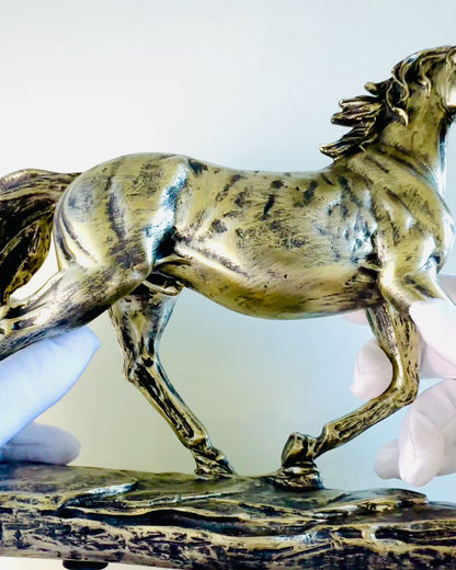 Estatueta de Cavalo a Galopar em Resina com Opção de Gravação