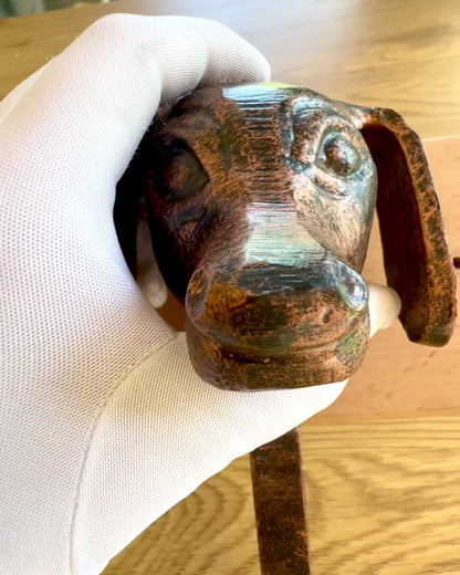 Cabide de latão Cão Amigo, feito à mão, possibilidade de personalização com gravação em madeira