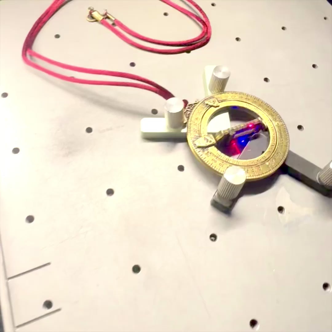 Miniatura de relógio de sol H90 com anéis astronómicos, gravação personalizada, presente ideal, pendente bordô, feito em zamak e latão, diâmetro 45mm