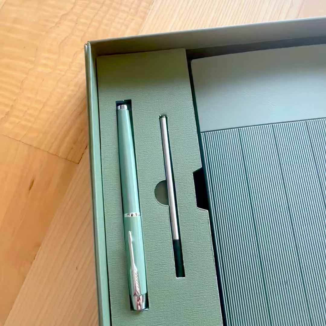 Conjunto Elegante para Presente com Gravação Personalizada - Caderno de Pele A5 Verde Oliva com Caneta e Recarga em Caixa de Presente Estética