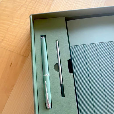 Conjunto Elegante para Presente com Gravação Personalizada - Caderno de Pele A5 Verde Oliva com Caneta e Recarga em Caixa de Presente Estética