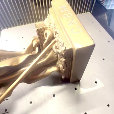 Estatueta Têmis 35 cm com possibilidade de personalização com gravação - presente elegante para advogado, juiz ou consultor jurídico, feita de poli-resina em cor dourada com acabamento antigo