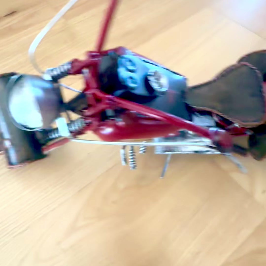 Modelo clássico grande de motocicleta chopper em metal na cor vermelha com possibilidade de personalização por gravação