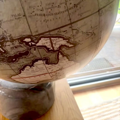 Globo decorativo em base de pedra 30cm com possibilidade de personalização com gravação - Presente elegante em tons de cinza e pedra preta