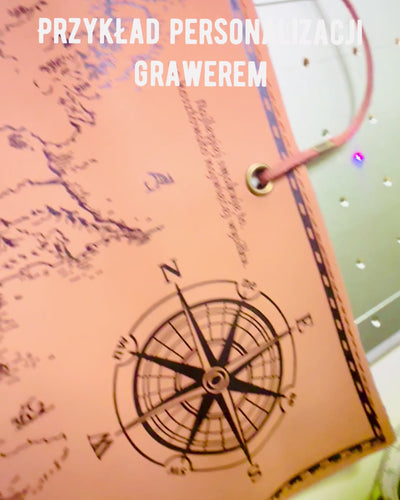 Retro Castanho Claro - estojo de couro mate, estilo Viajante com Mapa do Mundo – Prático e Espaçoso. Personalização com gravação.