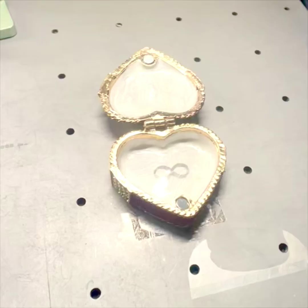 Caixa de metal para joias em forma de coração com cristais, vermelho, dourado e prateado, possibilidade de personalização por gravação, ideal para presente romântico, dimensões 4,8 x 4 x 2,5 cm