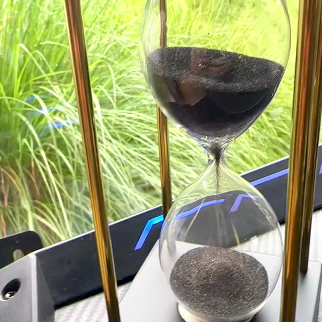 Ampulheta de Latão e Madeira 5 minutos com Areia Preta com Possibilidade de Personalização por Gravação – Decoração Retro Elegante para Presente com Altura de 16 cm
