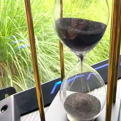 Ampulheta de Latão e Madeira 5 minutos com Areia Preta com Possibilidade de Personalização por Gravação – Decoração Retro Elegante para Presente com Altura de 16 cm