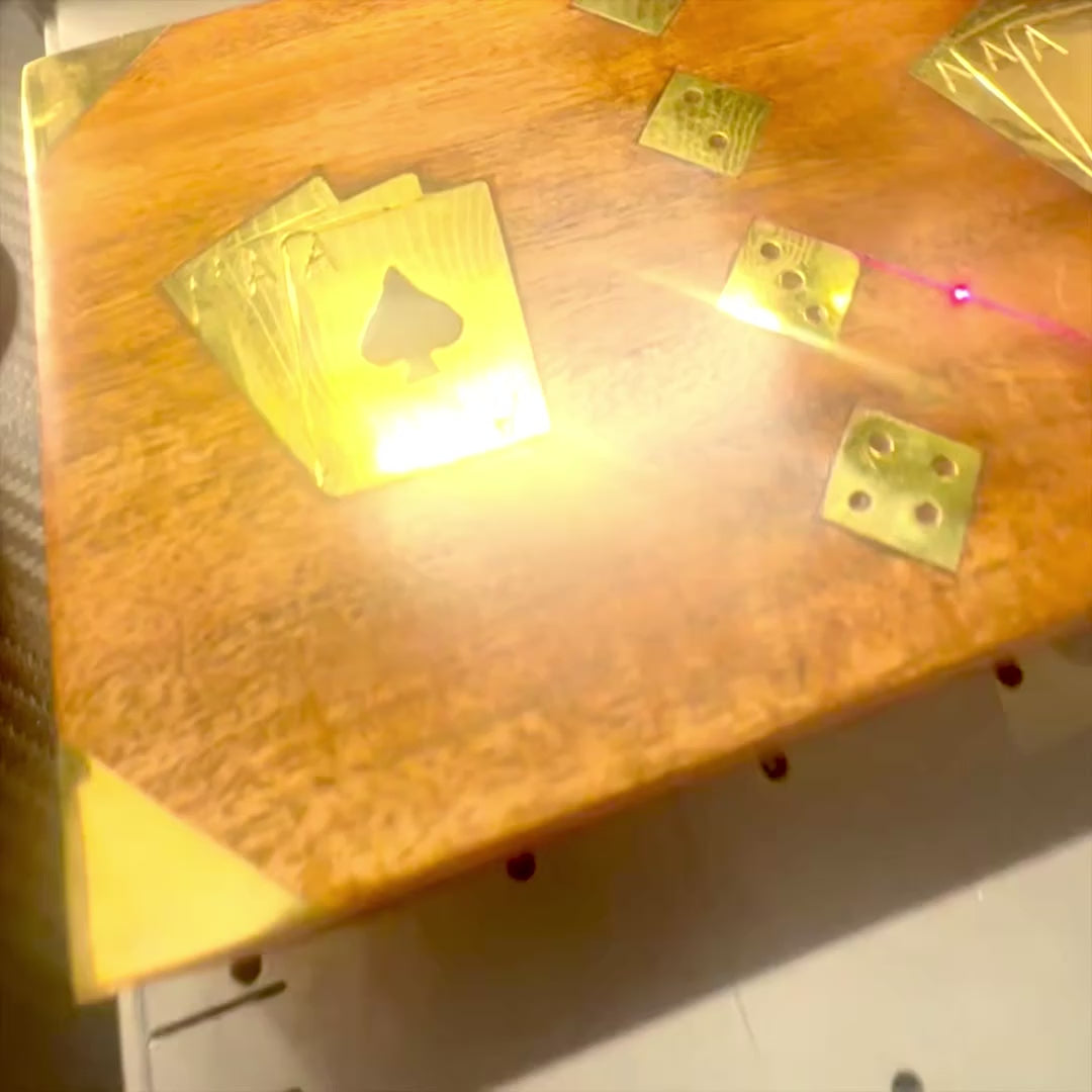 Conjunto Elegante para Jogo com Dois Baralhos e Dados em Estojo de Madeira com Decorações em Latão - Gravação Personalizada