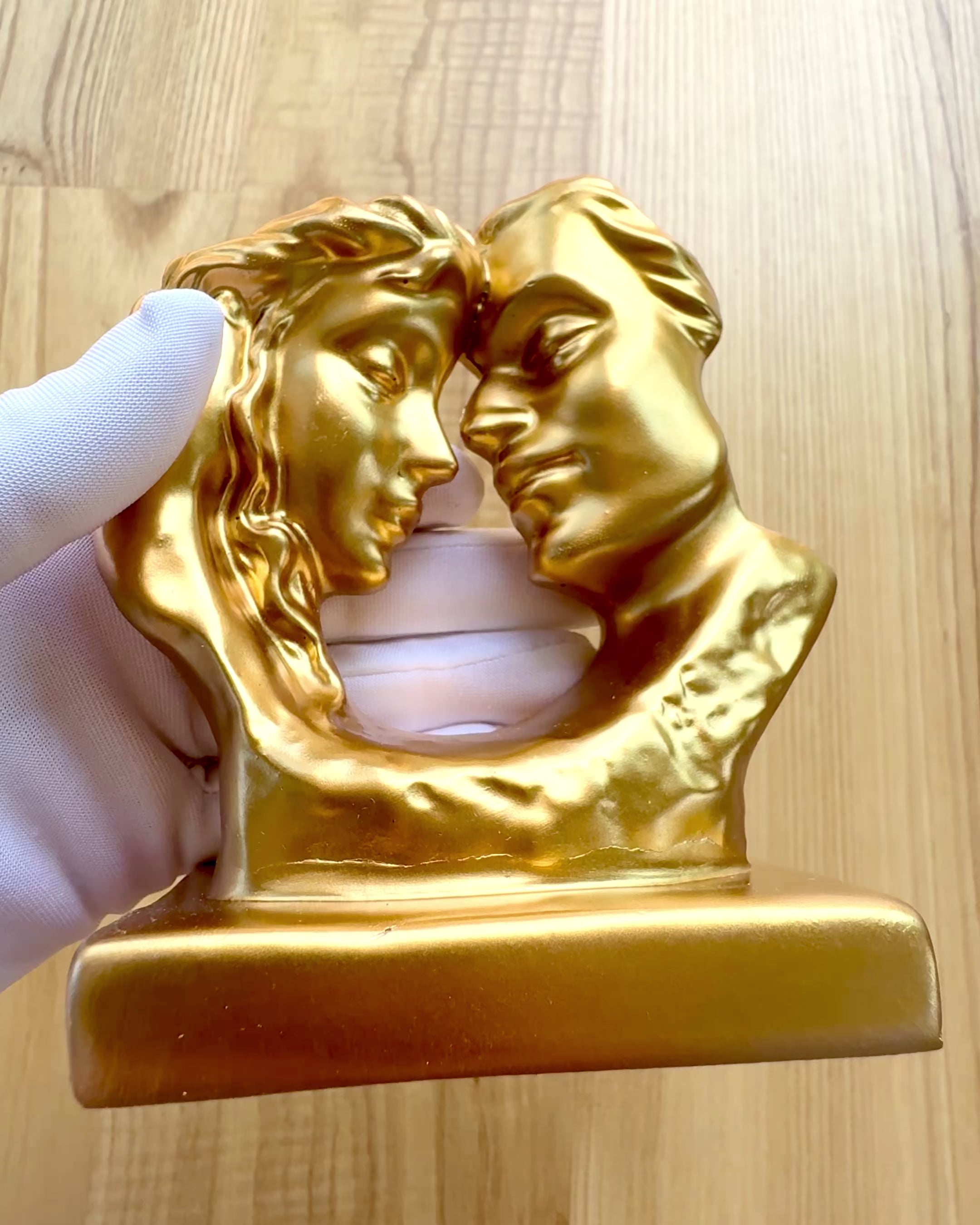 Figura "Złote Złączenie" - 13,5 cm de altura, Decorativa com Opção de Gravação
