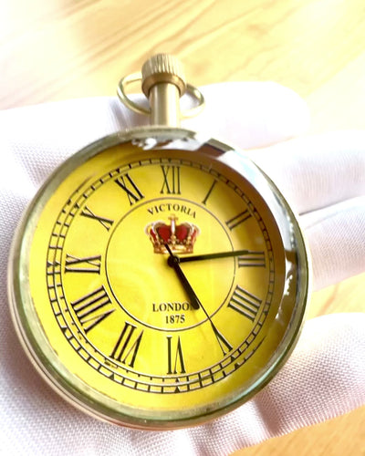 Relógio de Bolso "Victoria Crown" – Latão, Feito à Mão na Índia, 5 cm de largura, mecanismo japonês, possibilidade de personalização com gravação para presente