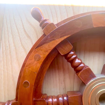 Roda de Leme de Madeira com Inserto de Latão e Espaço para Cunha - Diâmetro 30 cm - Presente Ideal com Possibilidade de Personalização com Gravação - Estilo Náutico e Retro