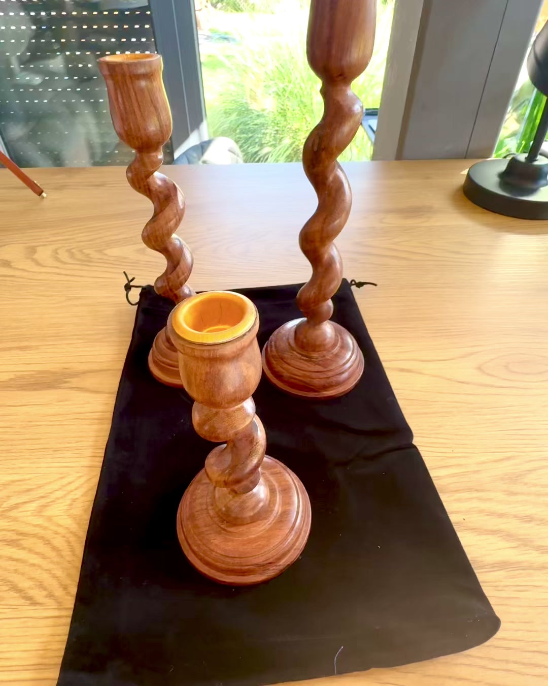 Conjunto de 3 castiçais "Luz Espiral" 25 cm de altura, possibilidade de personalização com gravação para presente